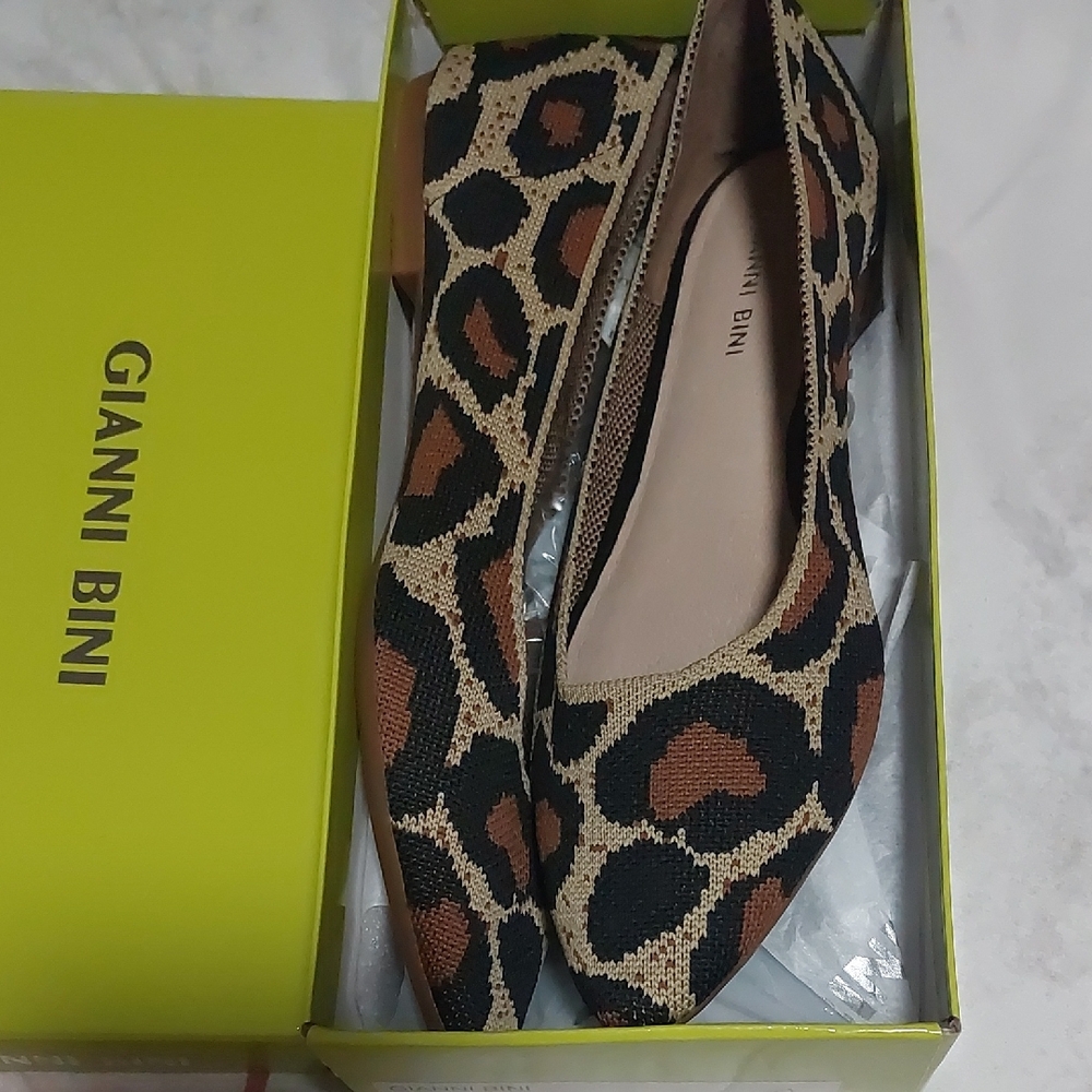 Gianni Bini Women's Leopard Print Flats